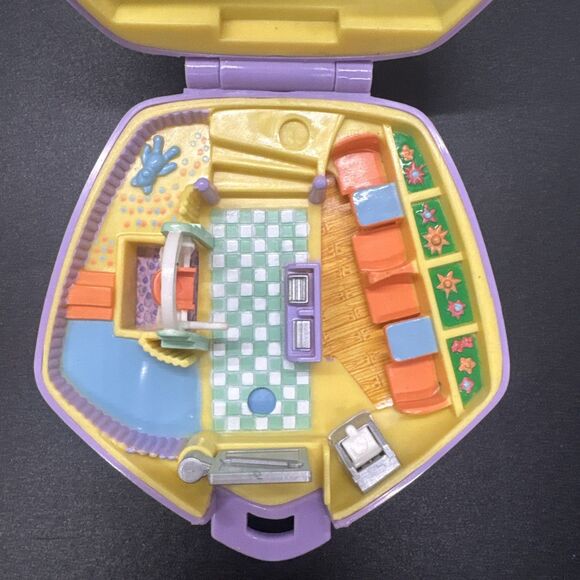 Polly Pocket Vtg 1992 Bluebird Toys Burger Bar Fast Food Restaurant~Complete Set - Picture 2 of 7